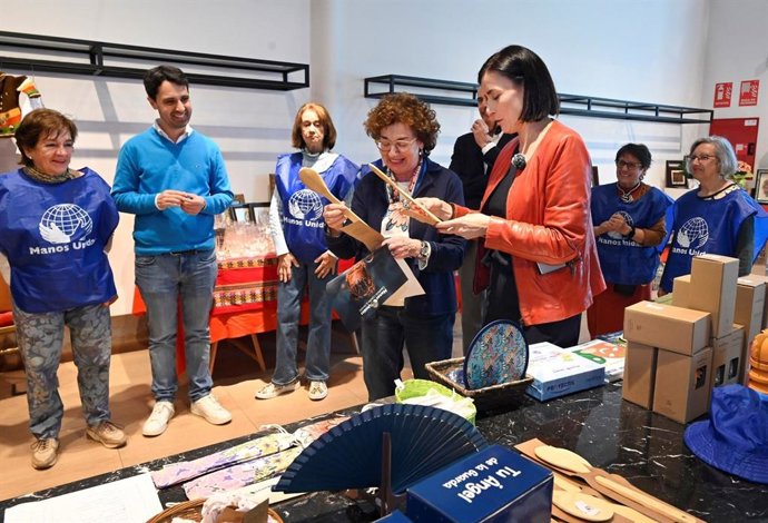 Manos Unidas abre en Santander su 41 mercadillo solidario con donaciones de comercios y particulares