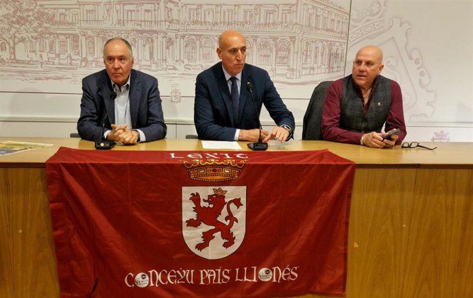 El alcalde de León, José Antonio Diez (centro) con el portavoz de UPL en el Ayuntamiento, Eduardo López Sendino (Izquierda) y el presidente de presidente de Conceyu País Llionés, Carlos Cerra (derecha), en la presentación del V Caminu la Llibertá.