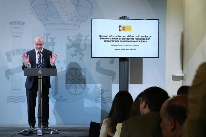 El delegado de gobierno de Cataluña, Carlos Prieto, ofrece declaraciones a los medios tras una reunión del Cuerpo Consular en la Delegación del Gobierno para abordar la regularización de migrantes, a 21 de abril de 2026, en Barcelona, Catalunya (España). 