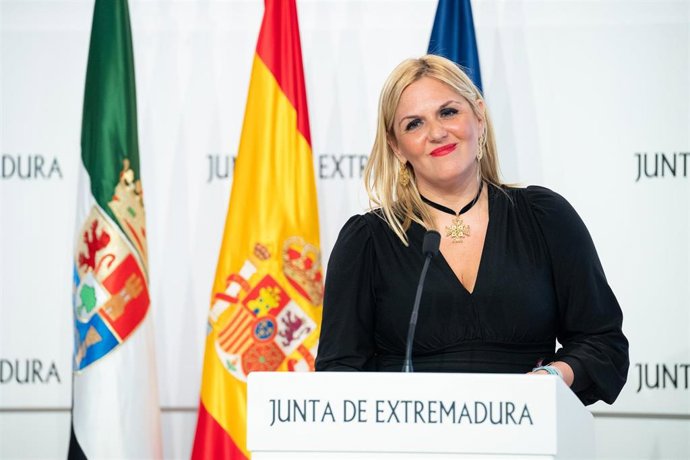 La portavoz de la Junta de Extremadura en funciones, Elena Manzano, en rueda de prensa tras el Consejo de Gobierno autonómico