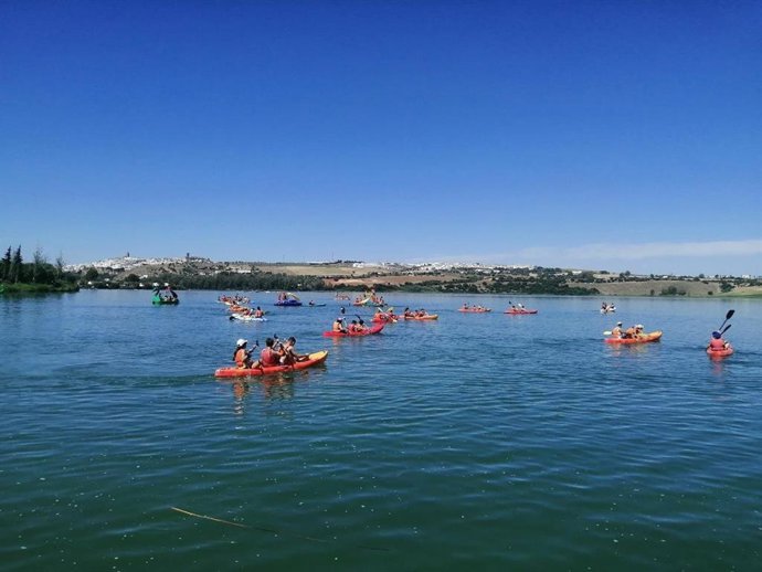 Escolares de Cádiz en una jornada de kayak dentro del programa de Deporte Escolar de la Diputación de Cádiz