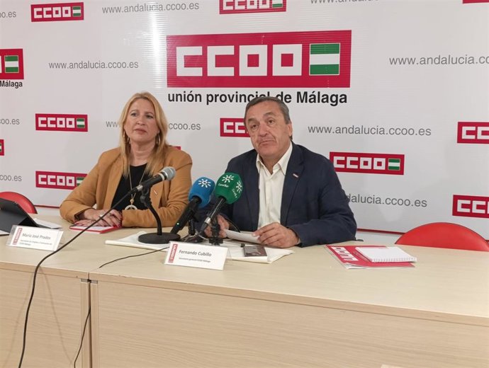 El secretario general de CCOO de Málaga, Fernando Cubillo, en rueda de prensa, junto a la secretaria de empleo de CCOO de Málaga, María José Prados.