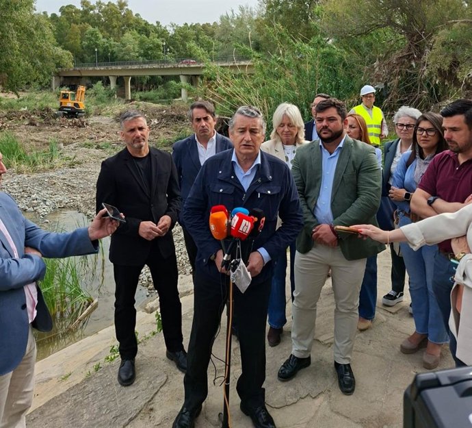 Antonio Sanz atendiendo a los periodistas en Arcos.