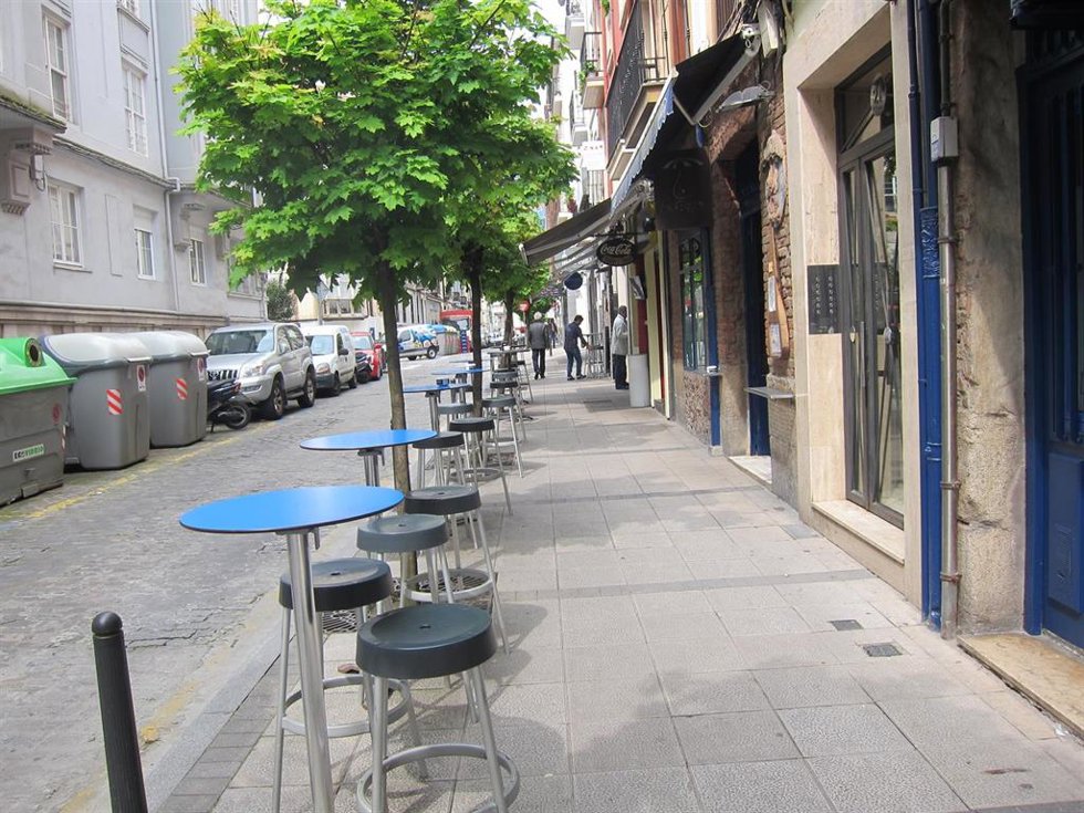 Archivo - Terraza en zona de bares de Santander