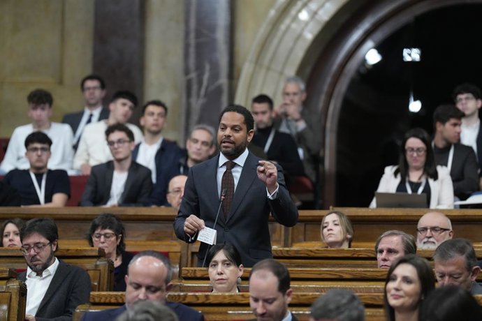 El secretari general de Vox, Ignacio Garriga, durant un ple al Parlament de Catalunya