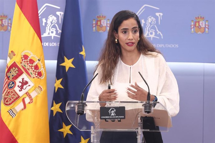 La Vicepresidenta segunda de la Comisión de Economía, Comercio y Transformación Digital del Congreso de los Diputados, y diputada del Grupo Parlamentario Plurinacional SUMAR, Tesh Sidi, durante una rueda de prensa en el Congreso de los Diputados, a 21 de 
