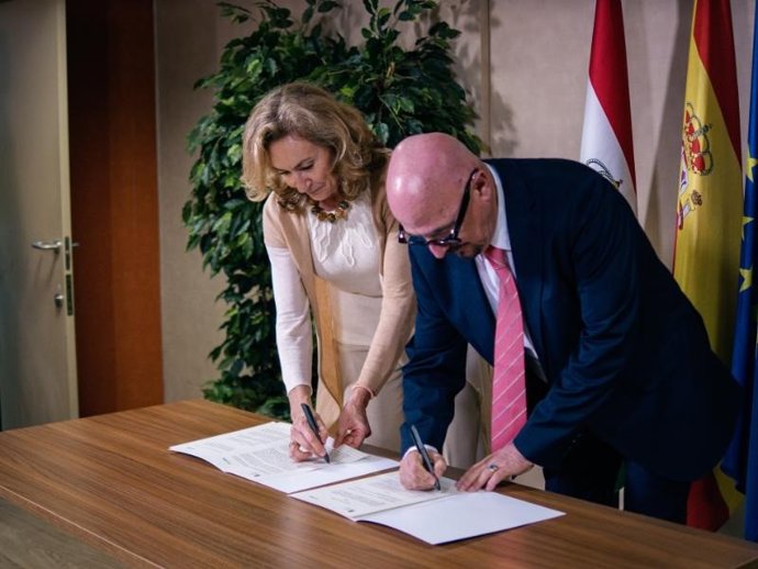 La consejera de Salud, María Martín, y el consejero de Salud de Cantabria, César Pascual, firman un acuerdo de colaboración