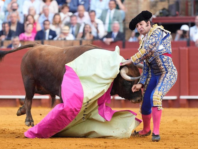 Cogida de Morante de la Puebla en la décima corrida de la Feria de Sevilla.