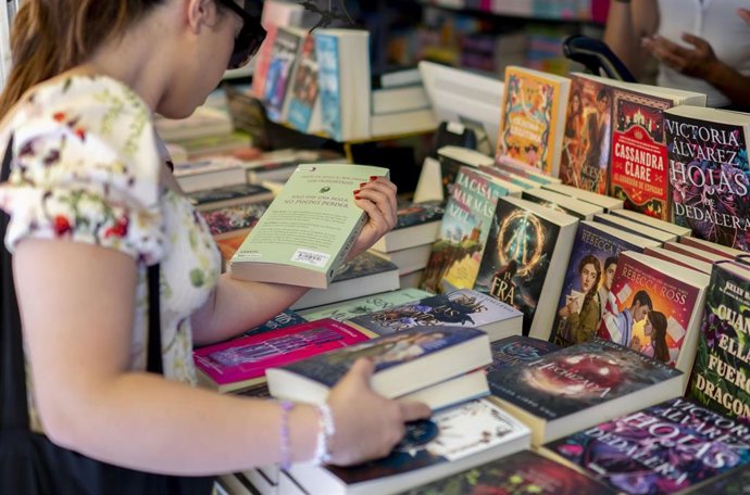 Archivo - Una mujer visita una caseta durante la inauguración de la 83ª edición de la Feria del Libro de Madrid, en el Parque del Retiro, a 31 de mayo de 2024, en Madrid (España). La Feria del Libro se celebra anualmente con el fin de promover el libro, l