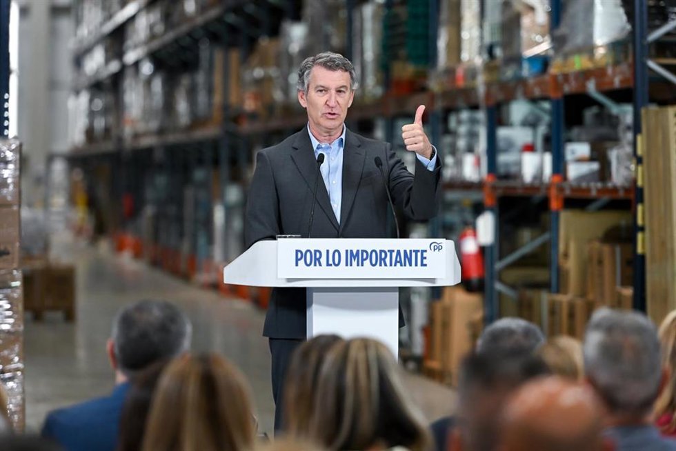 El presidente del Partido Popular, Alberto Núñez Feijóo, clausura el acto sobre infraestructuras ‘Pagas más, recibes menos’, a 21 de abril de 2026, en Getafe, Madrid (España). El acto está centrado en el análisis del estado de las infraestructuras nacion