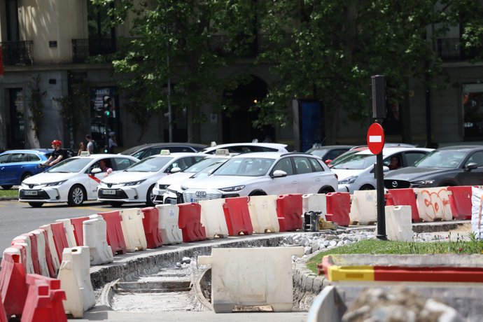Operarios durante el descubrimiento de las vías del tranvía en las obras de la Puerta de Alcalá, a 21 de abril de 2026, en Madrid (España).