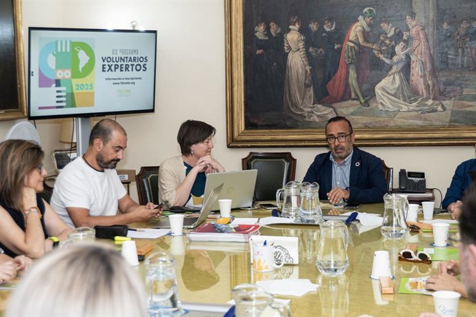 Archivo - El presidente de la Diputación de Cáceres y del Felcode, Miguel Ángel Morales, en una reunión con participantes en el programa 'Voluntarios expertos'