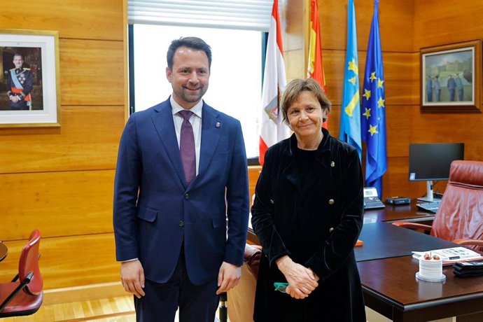 Reunión del presidente del Partido Popular de Asturias, Álvaro Queipo, y la alcaldesa de Gijón, Carmen Moriyón, en el Consistorio gijonés.