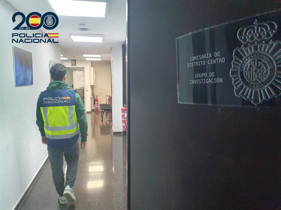 Un agente de la Policía Nacional en Palma.