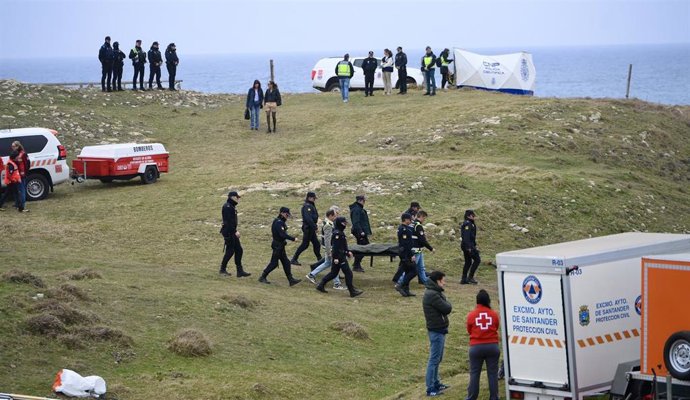 Archivo - Agentes de los Servicios de Emergencias trabajan en la playa de El Bocal, a 5 de marzo de 2026, en Santander, Cantabria (España).