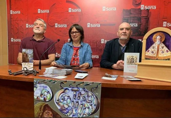 De izda a dcha, Ángel Lorenzo, Gloria Gonzalo y César Millán presenta 'La Saturiada'.
