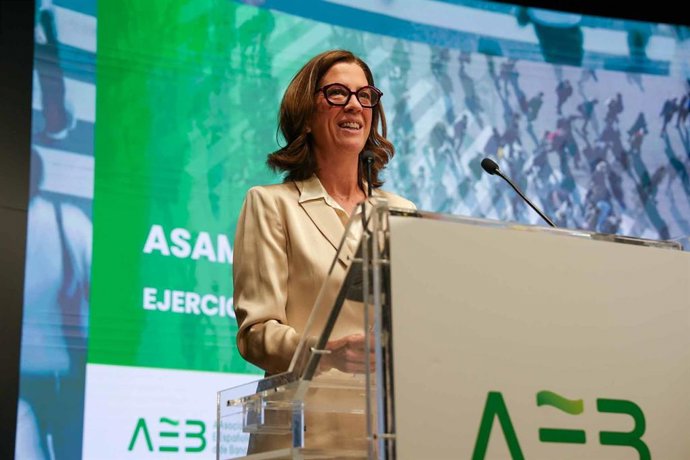 La presidenta de la AEB, Alejandra Kindelán, durante la asamblea general celebrada el 21 de abril de 2026.
