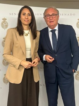 La senadora del PP por Almería Carmen Belén López y el senador Jesús Caicedo.