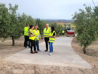 Visita a las obras en un camino rural de Larva