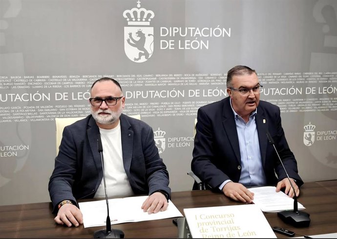 El vicepresidente de la Diputación de León y responsable de Productos de León, Roberto Aller (derecha) y el presidente de la Asociación Leonesa de Hostelería y Turismo, Óscar García, en la presentación del I Concurso Provincial de Torrijas Reino de León.