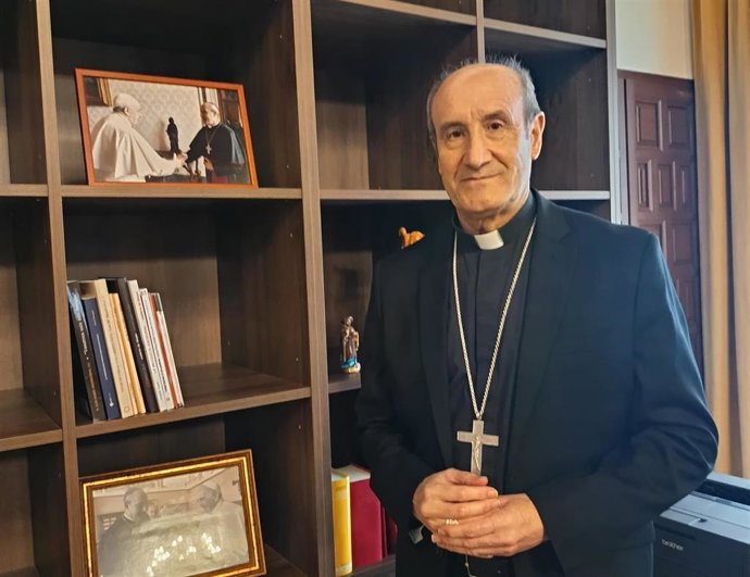 Archivo - El obispo de Córdoba, Jesús Fernández, en su despacho.