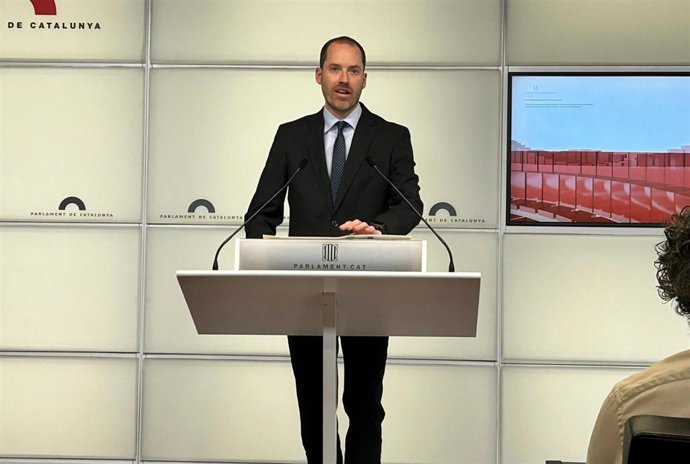 El portavoz del PP en el Parlament, Juan Fernández, en una rueda de prensa