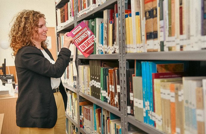 Archivo - La responsable de Igualdad de la Diputación de Cádiz, Susana Sánchez Toro, con uno de los ejemplares de temática feminista incorporados en una de las bibliotecas provinciales de la provincia, dentro del programa 'Letras Violetas'.