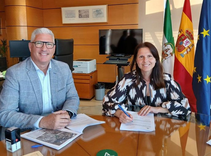 El alcalde de Huércal de Almería, Ismael Torres, y la delegada territorial de Fomento, Articulación del Territorio y Vivienda, Dolores Martínez, durante la firma del acta de cesión.
