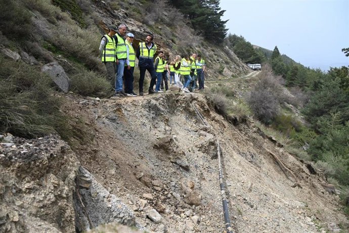 La inspección que ha realizado el delegado de la Junta en Granada, Antonio Granados, ha permitido identificar los puntos críticos donde se concentrarán los trabajos, especialmente en las zonas con afecciones estructuralres en la plataforma y en el drenaje