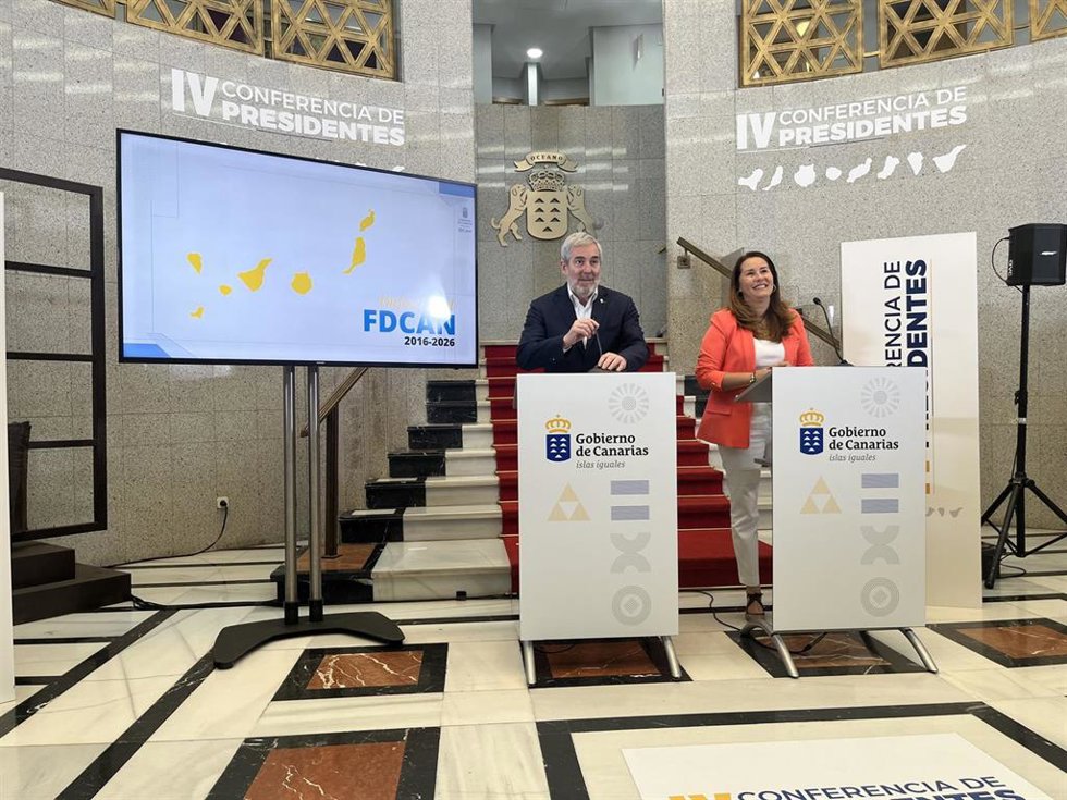 El presidente de Canarias, Fernando Clavijo, y la presidenta del Cabildo de Fuerteventura y presidenta de turno de la FECAI, Lola García, en rueda de prensa