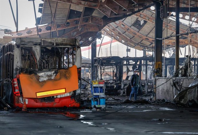 Varios autobuses quemados en las cocheras municipales tras la extinción de un incendio.