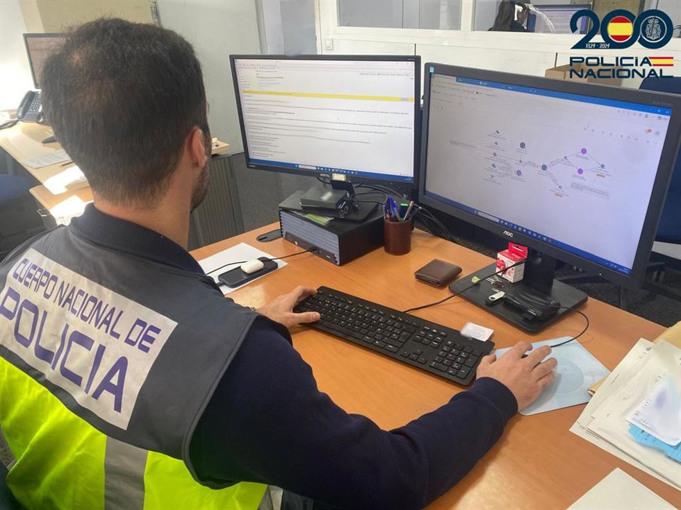 Un agente del Grupo de Delincuencia Económica y Delitos Tecnológicos de la Policía Nacional.