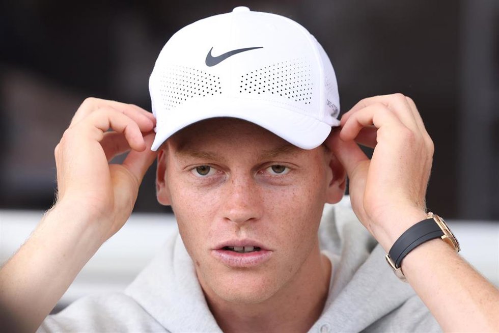 El tenista italiano Jannik Sinner atendiendo a los medios de comunicación en el Mutua Madrid Open.