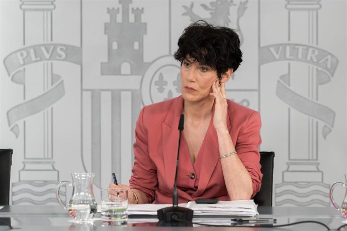 La ministra Portavoz, Elma Saiz, durante una rueda de prensa posterior al Consejo de Ministros, a 21 de abril de 2026, en Madrid (España).  El Consejo de Ministros ha aprobado hoy en segunda vuelta el proyecto de ley que baja las ratios y fija un tope leg