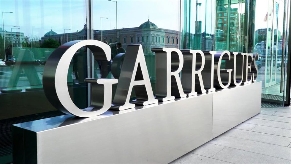 Logo de Garrigues frente a sus oficinas en Plaza Colón (Madrid).