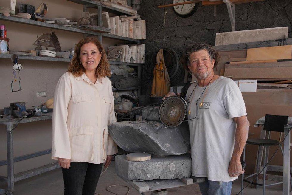 La presidenta del Parlamento de Canarias, Astrid Pérez, y el escultor Paco Curbelo, autor de la escultura que representará a La Graciosa