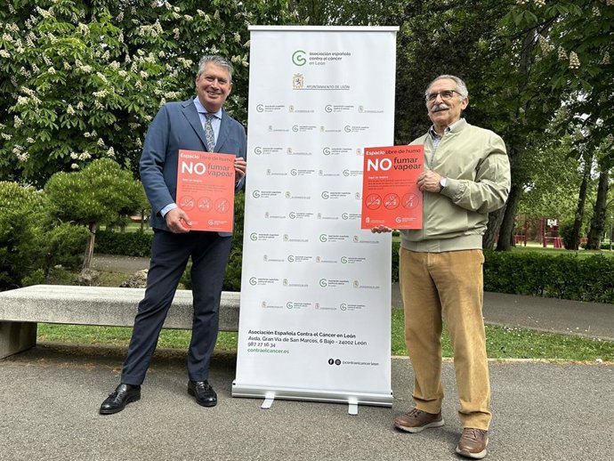 El concejal de Desarrollo Urbano de León, Luis Miguel García Copete (izquierda), y el presidente de la AECC en León, Estanislao de Luis Calabuig, han suscrito un acuerdo mediante el cual los parques de la ciudad se convertirán en 'Espacios sin Humo'.