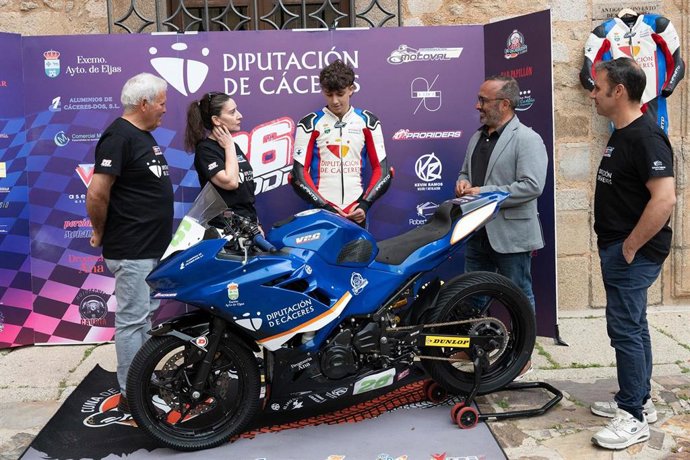 El piloto Rodrigo Domínguez presenta a la Diputación de Cáceres su equipo para los próximos campeonatos