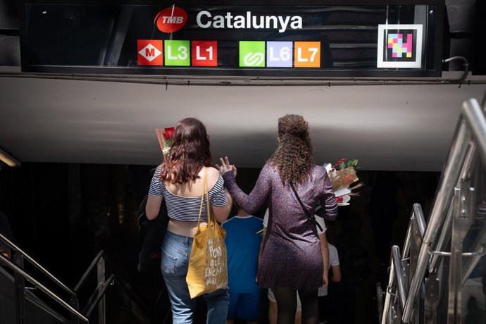 Archivo - Dos mujeres pasean con rosas durante la Diada de Sant Jordi 2025, a 23 de abril de 2025, en Barcelona
