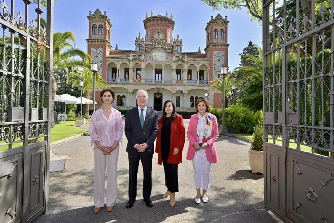El director general de Fundación Ibercaja, José Luis Rodrigo, en el exterior de Larrinaga, acompañado de la jefa de Cultura de la entidad, Mayte Ciriza, la comsaria de la exposición, Marisa Oropesa, y la responsable de Patrimonio, Cristina Rubio.