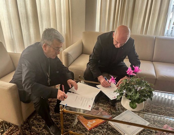 Firma de un acuerdo entre el presidente de la Conferencia Episcopal Española, Luis Argüello, y el presidente de UMAS Seguros, Carlos Ayerra Sola, por el que acuerdan que UMAS sea la aseguradora oficial de la visita del Papa a España.