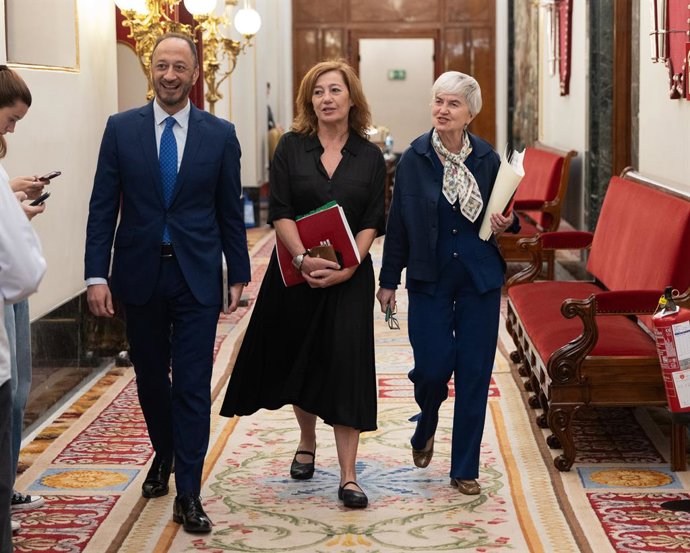 La Presidenta del Congreso de los Diputados, Francina Armengol (c), y el vicepresidente primero del Congreso de los Diputados, Alfonso Rodríguez Gómez de Celis (i).