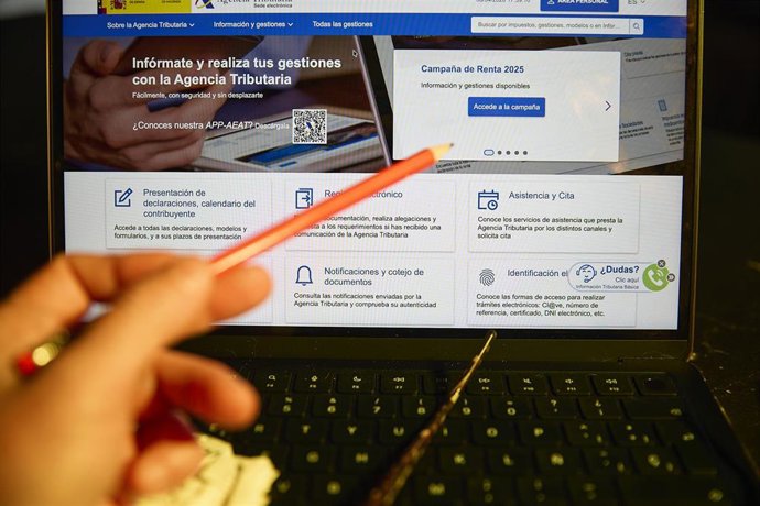 Una persona hace el borrador de su declaración de la renta en un ordenador