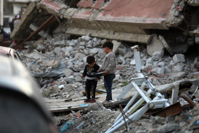 20 de abril de 2026, Cidade de Gaza, Faixa de Gaza, Território Palestino: Crianças palestinas brincam sobre os escombros de casas destruídas por ataques aéreos israelenses durante a guerra, no bairro de al-Daraj, a leste da Cidade de Gaza, em 21 de abril 