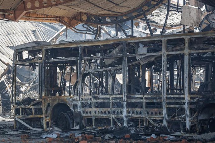 Varios autobuses quemados en las cocheras municipales tras la extinción de un incendio, a 21 de abril de 2026, en Burgos, Castilla y León (España). El incendio originado en las cocheras municipales del Ayuntamiento de Burgos ha provocado importantes daños