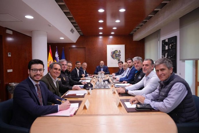 Reunión de representantes del Ayuntamiento de Palma, Delegación del Gobierno en Baleares, empresarios de Playa de Palma y la Policía Nacional para abordar el plan de seguridad para la temporada turística.