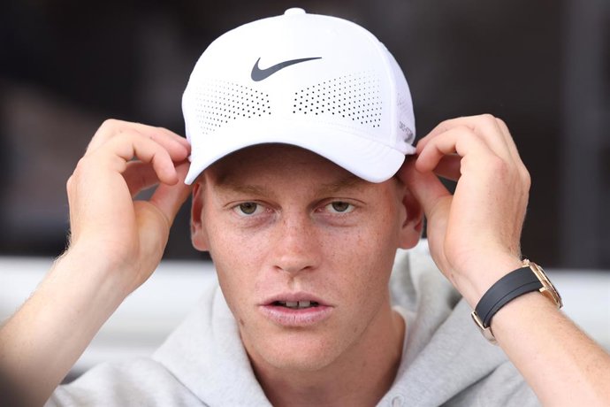 O tenista italiano Jannik Sinner atendendo à imprensa no Mutua Madrid Open.