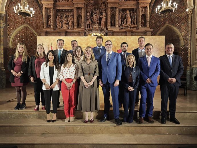 La secretaria general del PSOE Aragón, Pilar Alegría, y la delegación socialista que ha participado en el Día de Aragón en Teruel.