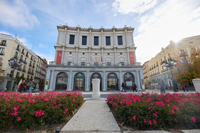 Archivo - Vista de la fachada del Teatro Real, a 10 de noviembre de 2023, en Madrid (España). El Teatro Real es un teatro de ópera de Madrid, ubicado en la Plaza de Oriente, frente al Palacio Real.