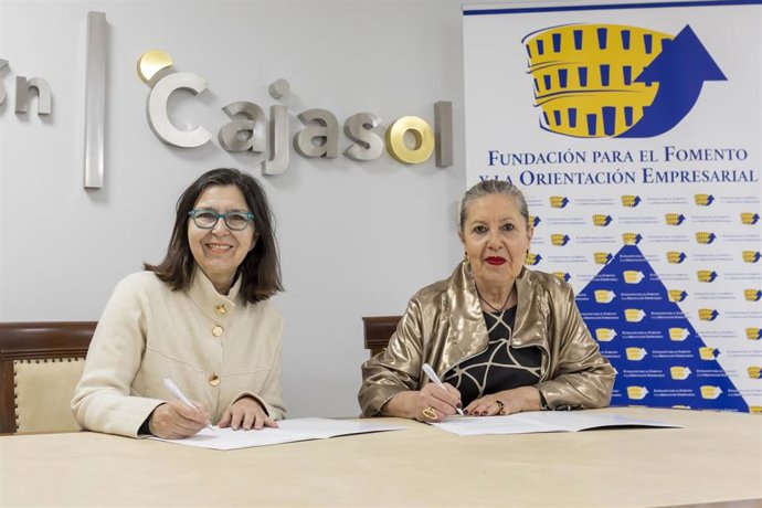 La presidenta de la Fundación FOE, María Teresa García (derecha), y la delegada en Huelva de la Fundación Cajasol, Matilde Valdivia.